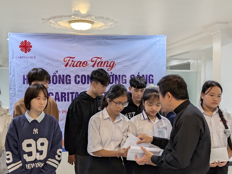 Tiếp bước cho em đến trường